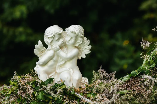 Skulptur von zwei Engeln auf Blumengirlanden — Stockfoto