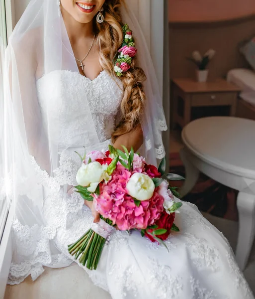 Невеста с тонким свадебным букетом — стоковое фото