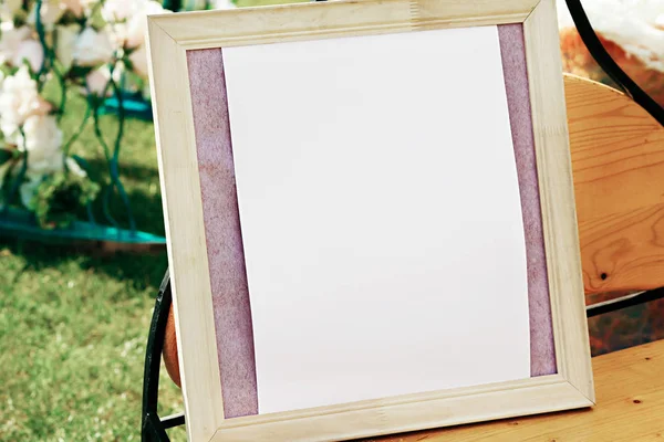Белая рамка на столе для свадебного оформления — стоковое фото