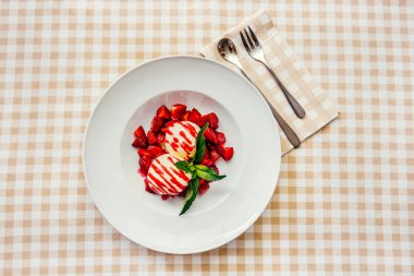 Çilekli dondurma yemek taze çilek ile