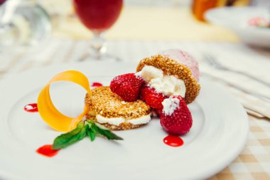 Taze çerez ile çilekli dondurma yemek