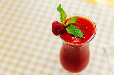 Taze çilek kokteyli yüksek cam
