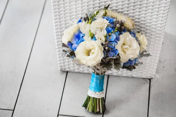 Buquê de casamento de rosas amarelas e outras flores — Fotografia de Stock