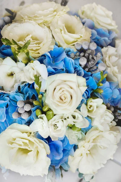 Hochzeitsstrauß aus gelben Rosen und anderen Blumen — Stockfoto