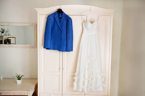 Mooie donker blauwe bruidegoms jas en bruiden jurk — Stockfoto