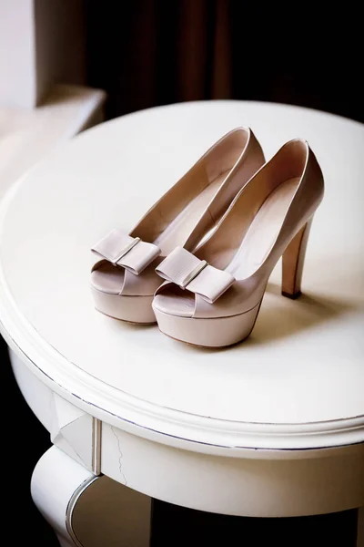 Paire de chaussures de biege mariées élégantes — Photo