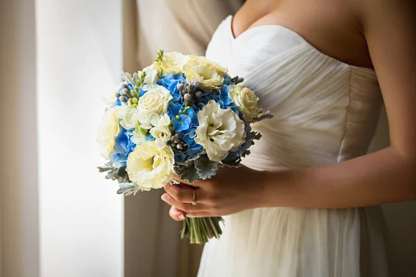 Mariée tenant bouquet de mariage délicat — Photo