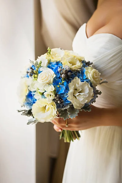 Mariée tenant bouquet de mariage délicat — Photo