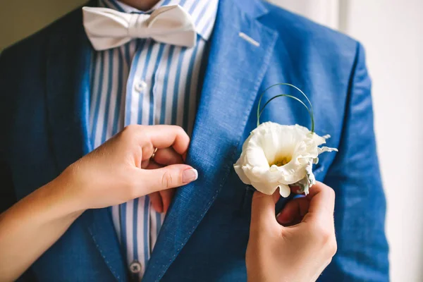Boutonnière jaune épinglée à une veste de marié — Photo