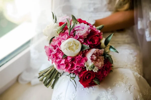 Mariée tenant bouquet de mariage délicat — Photo