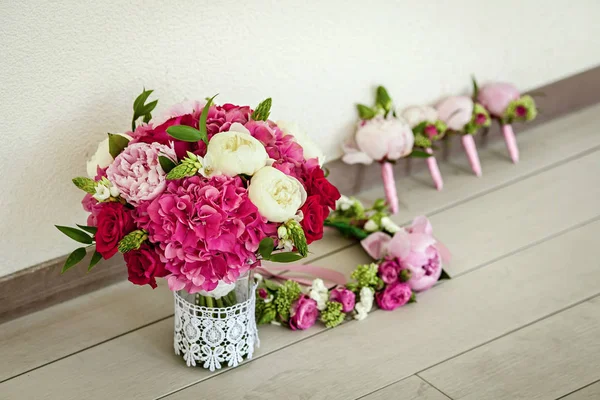 Nevěsty kytice, výzdobu vlasy a krásné boutonnieres — Stock fotografie
