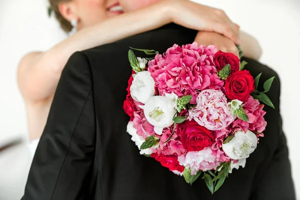Giovane coppia nuziale. Bellissimo bouquet da sposa — Foto Stock