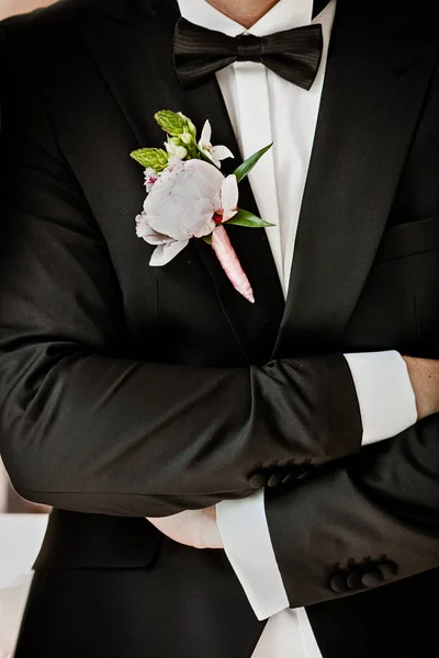 Pink peon boutonniere appuntato a una giacca sposi — Foto Stock