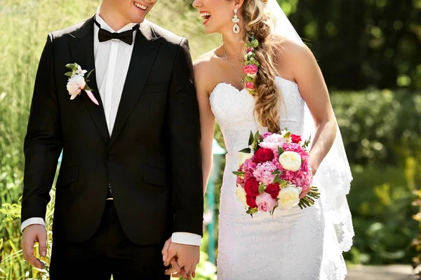 Unga brudparet. brudgummen och bruden tillsammans. — Stockfoto