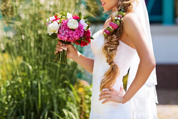 Novia sosteniendo delicado ramo de matrimonio. Hermoso día soleado en el parque . — Foto de Stock