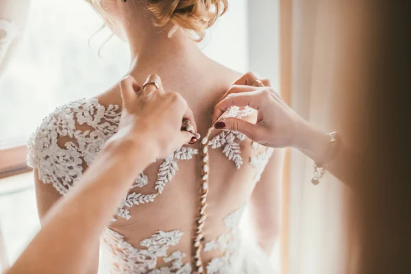 Brautjungfer bereitet Braut für den Hochzeitstag — Stockfoto