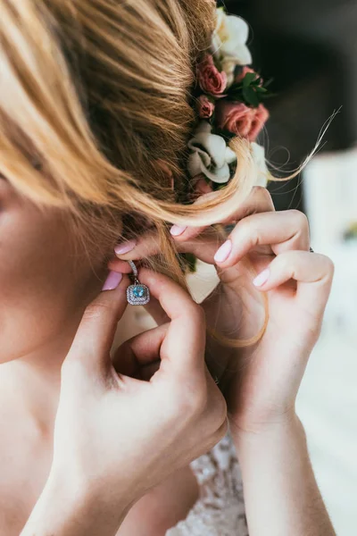 Ganska ung brud med blommor i håret bär öra-ring — Stockfoto