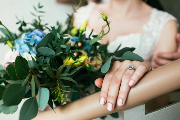 Beautiful bouquet of roses and brides hand with ring — Stock Photo, Image