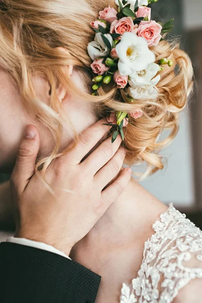 Bonita joven novia con flores en el pelo — Foto de Stock