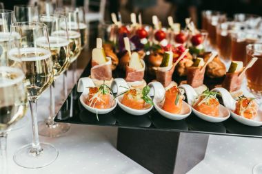 Siyah plaka üzerinde lezzetli suşi rulo