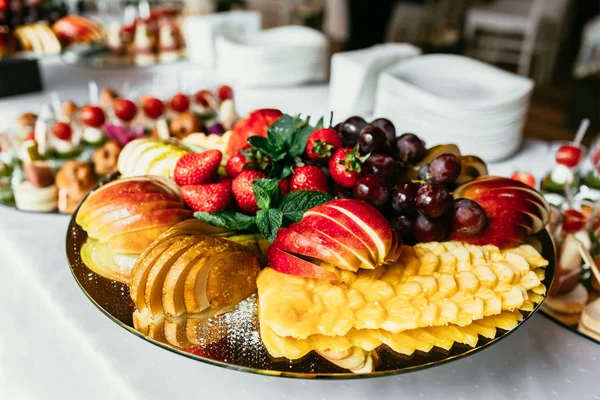 Placa de frutas con diferentes frutas en la mesa —  Fotos de Stock