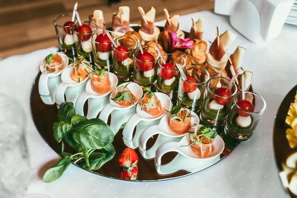 Deliciosos rollos de sushi en plato negro, bocadillos de frutas decoradas —  Fotos de Stock