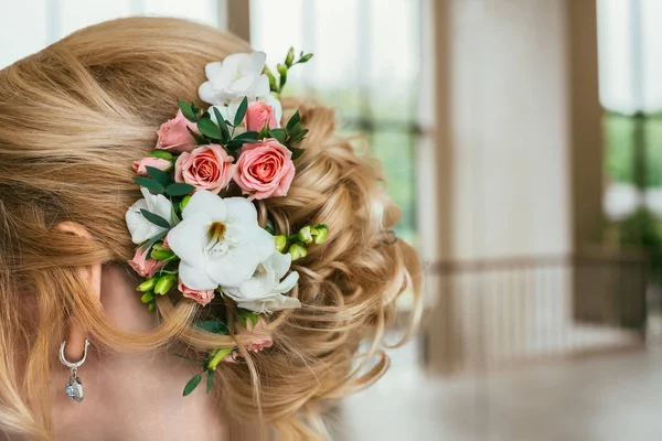与花在她的头发的年轻漂亮新娘 — 图库照片