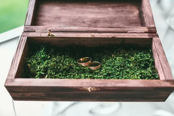 Красивые золотые обручальные кольца в винтажной деревянной коробке — стоковое фото