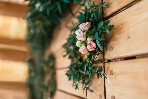 Romantischer Hintergrund mit rosa Rosen auf Holzplanken — Stockfoto