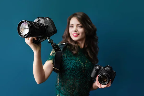 Kadın holding iki fotoğraf kamera — Stok fotoğraf