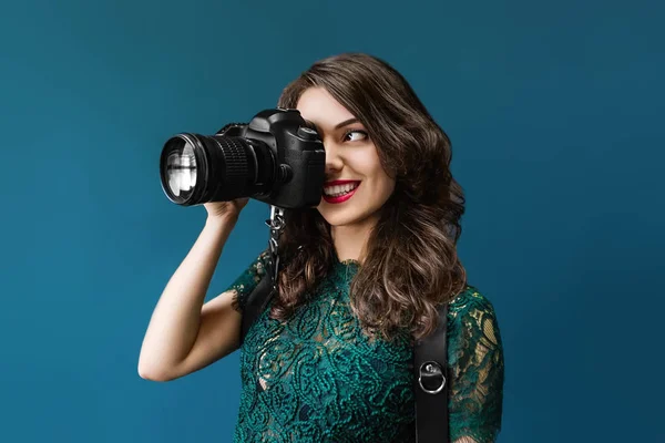Woman takes images holding photographic camera — Stock Photo, Image