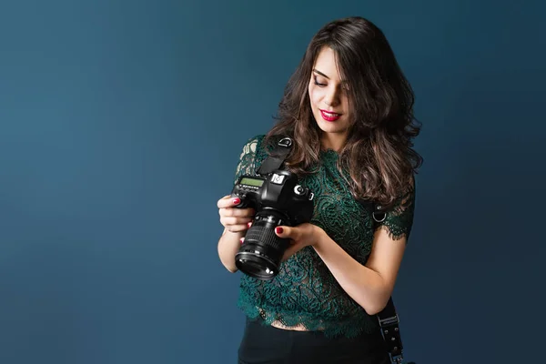 Woman takes images holding photographic camera — Stock Photo, Image