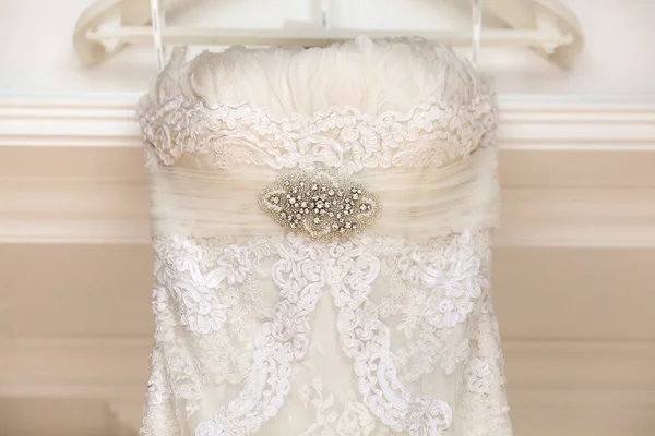 Un gros plan d'une robe de mariée avec un grand arc en soie — Photo