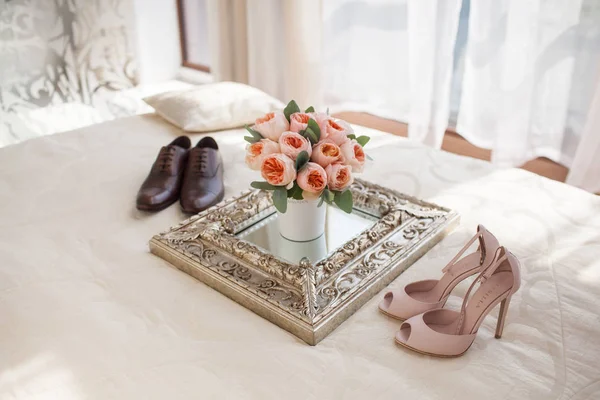 Bruiloft boeket met jonggehuwden schoenen versieren — Stockfoto