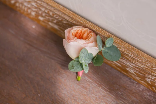 Hochzeit Dekoration boutonniere von rosa Rose — Stockfoto