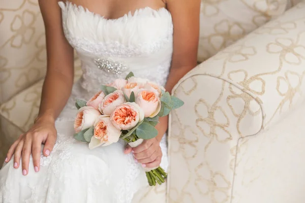Невеста с богатым свадебным букетом — стоковое фото