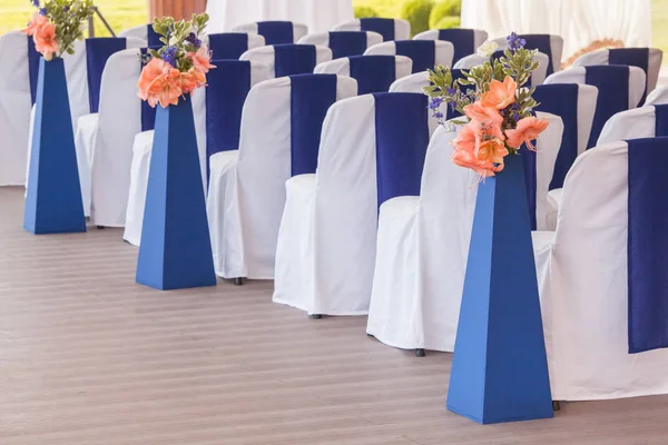 Hermoso arco de boda. Arco como relojes decorados con flores de melocotón —  Fotos de Stock