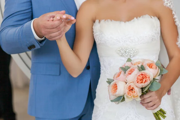 Giovane coppia nuziale. Sposo e sposa insieme . — Foto Stock