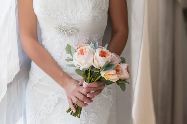 Sposa in possesso di bouquet matrimonio ricco — Foto Stock