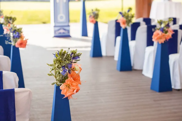 Prachtige versierd met witte en blauwe doek en bloemen stoelen — Stockfoto