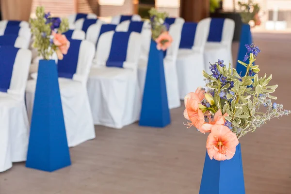 Bellamente decorado con tela blanca y azul y sillas de flores —  Fotos de Stock