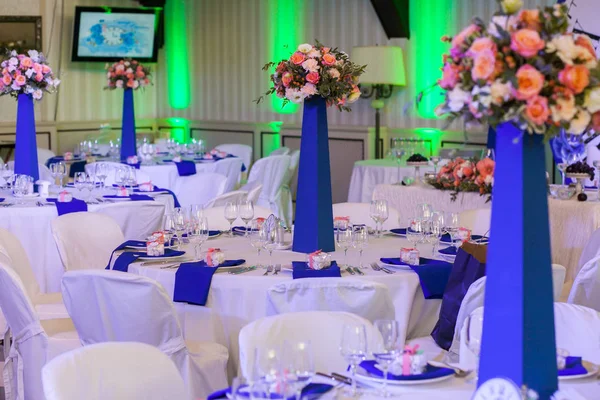 Magnifiquement décoré dans une salle de mariage aux couleurs bleues et blanches — Photo