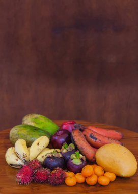 Tropikal meyve üzerinde ahşap masa, yakın çekim