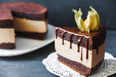 Lezzetli kek çikolata sosu ve bu pasta slace