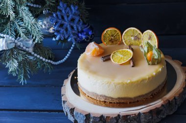 Noel kek tarçın ve turuncu Noel ağacının altında