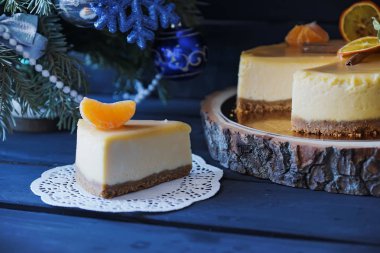 Noel kek tarçın ve onun slace, Eğer Noel ağacının altında turuncu