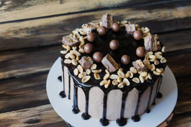 Lezzetli kek fıstık ve koyu çikolata dekorasyon