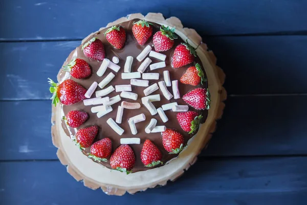 Taze çilek ve koyu çikolata dekorasyonu ile lezzetli pasta — Stok fotoğraf