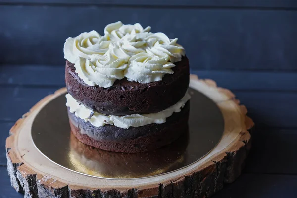 Güzel bisküvi pasta beyaz krema ile — Stok fotoğraf