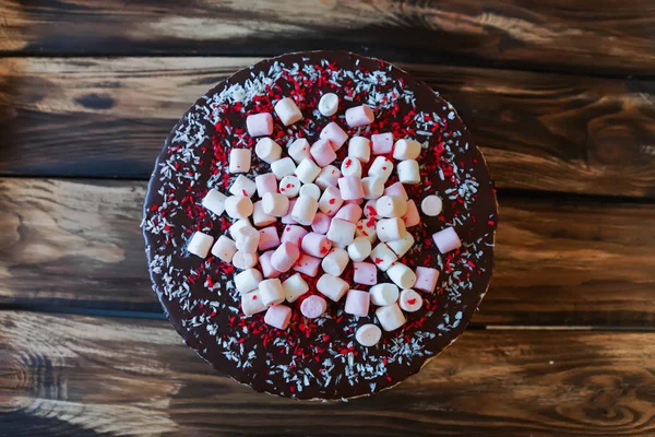 Marsmallows ve çikolata dekorasyonu ile lezzetli pasta — Stok fotoğraf